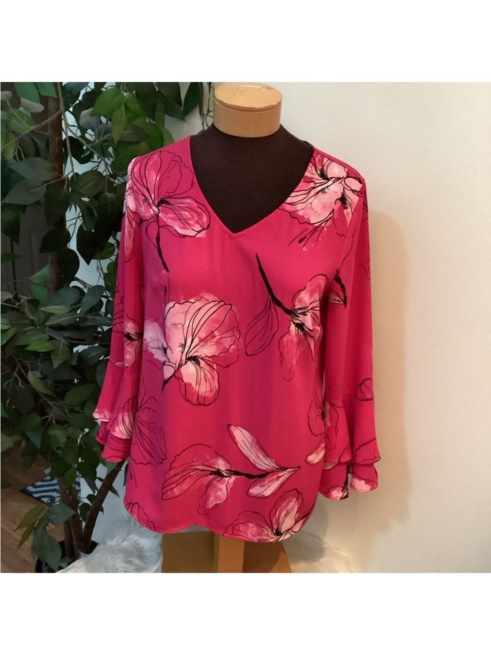 Apt 9 pink floral v neck pullover blouse Woman’s size Medium